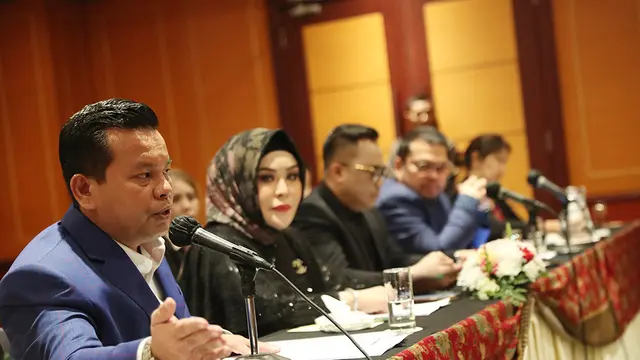 Johanes Oberlin L. Tobing, pengacara Heni Purnamasari, saat jumpa pers di Hotel Borobudur, Jakarta, Kamis (17/10/2024).