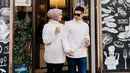 Bahkan saat berlibur ke luar negeri, Citra Kirana dan Rezky Aditya terlihat mengenakan baju couple. Keduanya tampak mengenakan sweater turtleneck berwarna putih. Raut wajah bahagia pun terlihat begitu jelas pada pasangan selebriti ini. (Liputan6.com/IG/@thereal_rezkyadhitya)