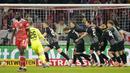Pemain SC Freiburg merayakan kemenangan atas Bayern Munchen dalam laga babak perempat final DFB Pokal di Allianz Arena, Rabu (05/04/2023). Bayern Munchen secara mengejutkan tersingkir dari gelaran DFB Pokal setelah takluk 1-2 atas Freiburg. (AP Photo/Matthias Schrader)