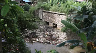 Sampah menumpuk dan menutupi sebagian aliran Kali Baru di kawasan Cibinong, Bogor, Jawa Barat, Senin (11/3). Perilaku buruk warga yang membuang sampah sembarangan menyebabkan kondisi kali dipenuhi sampah rumah tangga. (Liputan6.com/Immanuel Antonius)