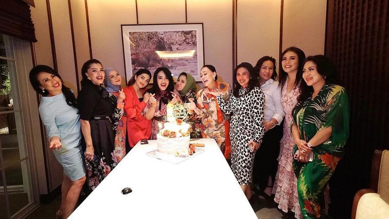 6 Potret Ulang Tahun Elizabeth Kardinal Ibu Mertua Chelsea Islan, Dirayakan Meriah Bersama Sosialita Ibukota - Dihadiri Ashanty