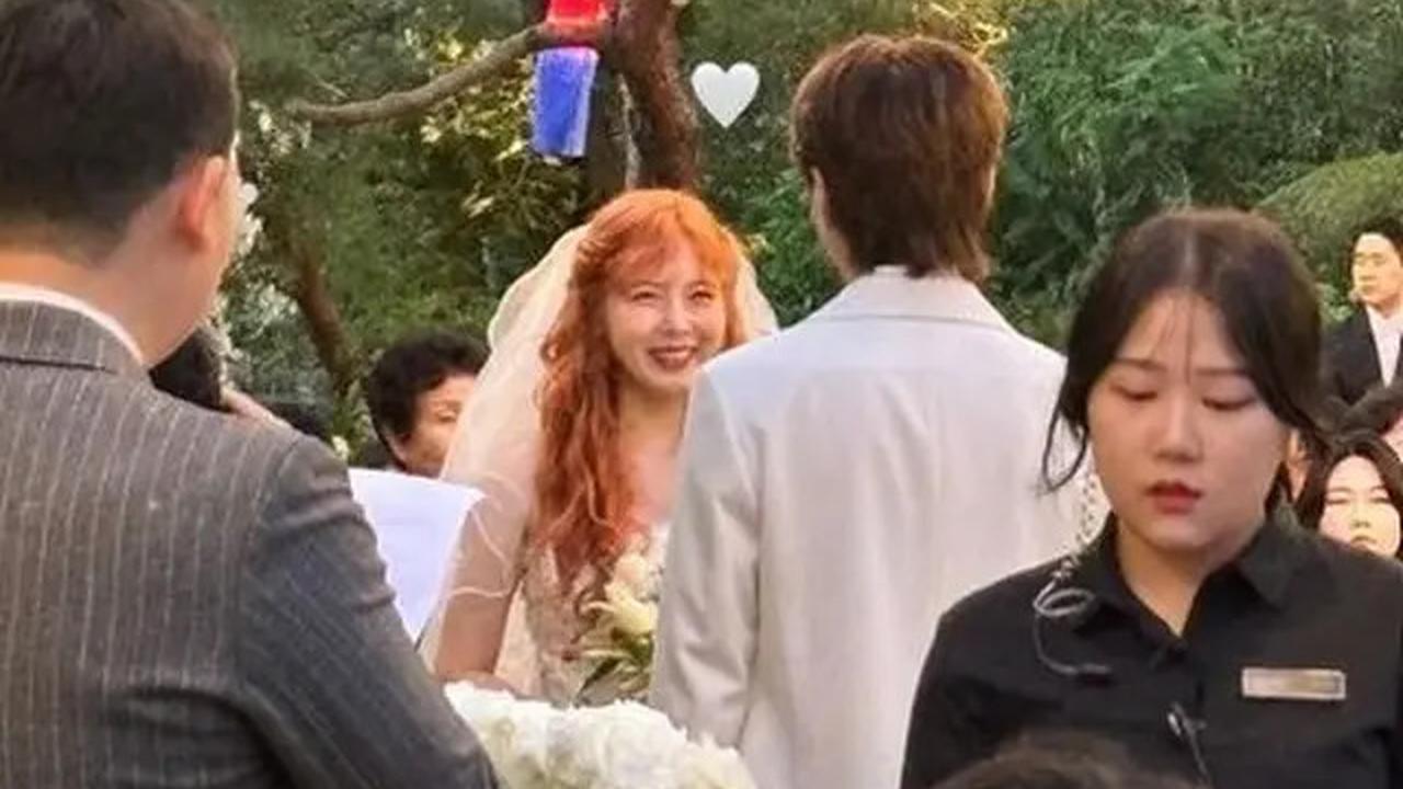 6 Potret Pernikahan HyunA dan Yong Jun Hyung, Senyumnya Merekah Saat Bertukar Janji Setia