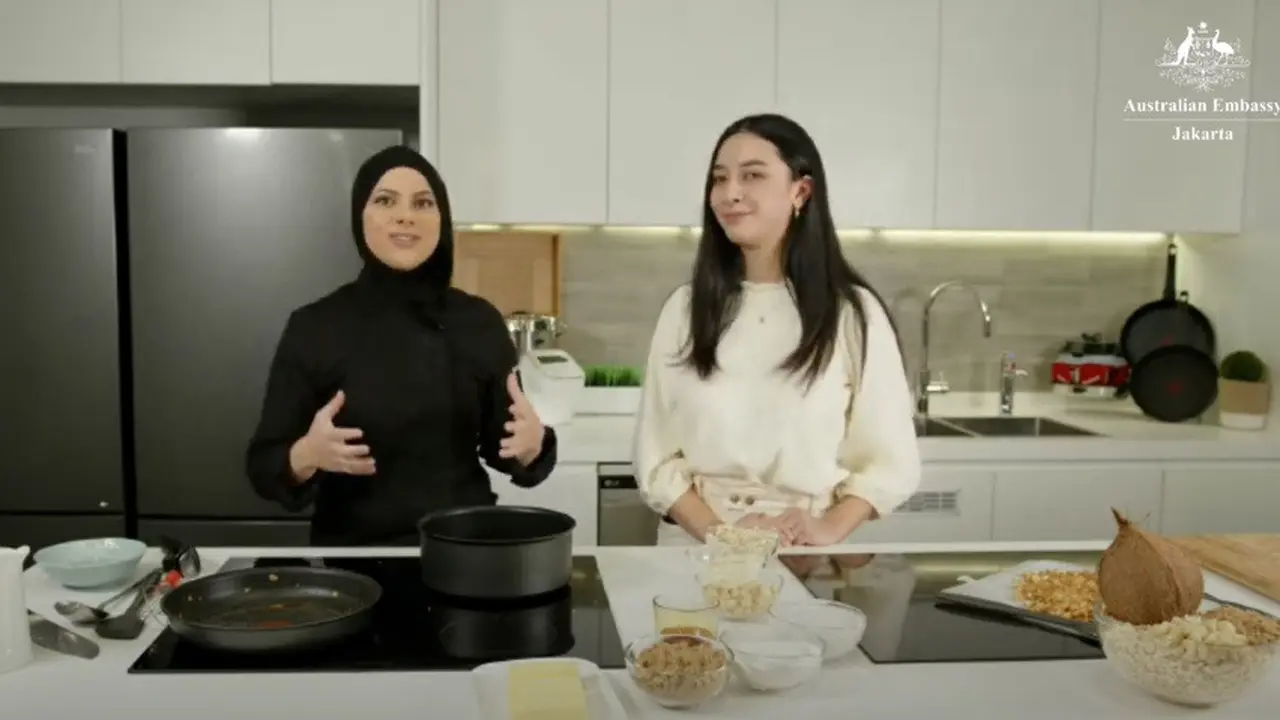 Acara demo masak virtual bersama chef Australia, Hoda Hannaway yang digelar oleh Kedutaan Besar Australia pada Kamis (15/4/2021). (Photo dok. Kedutaan Besar Australia di Jakarta via Youtube)