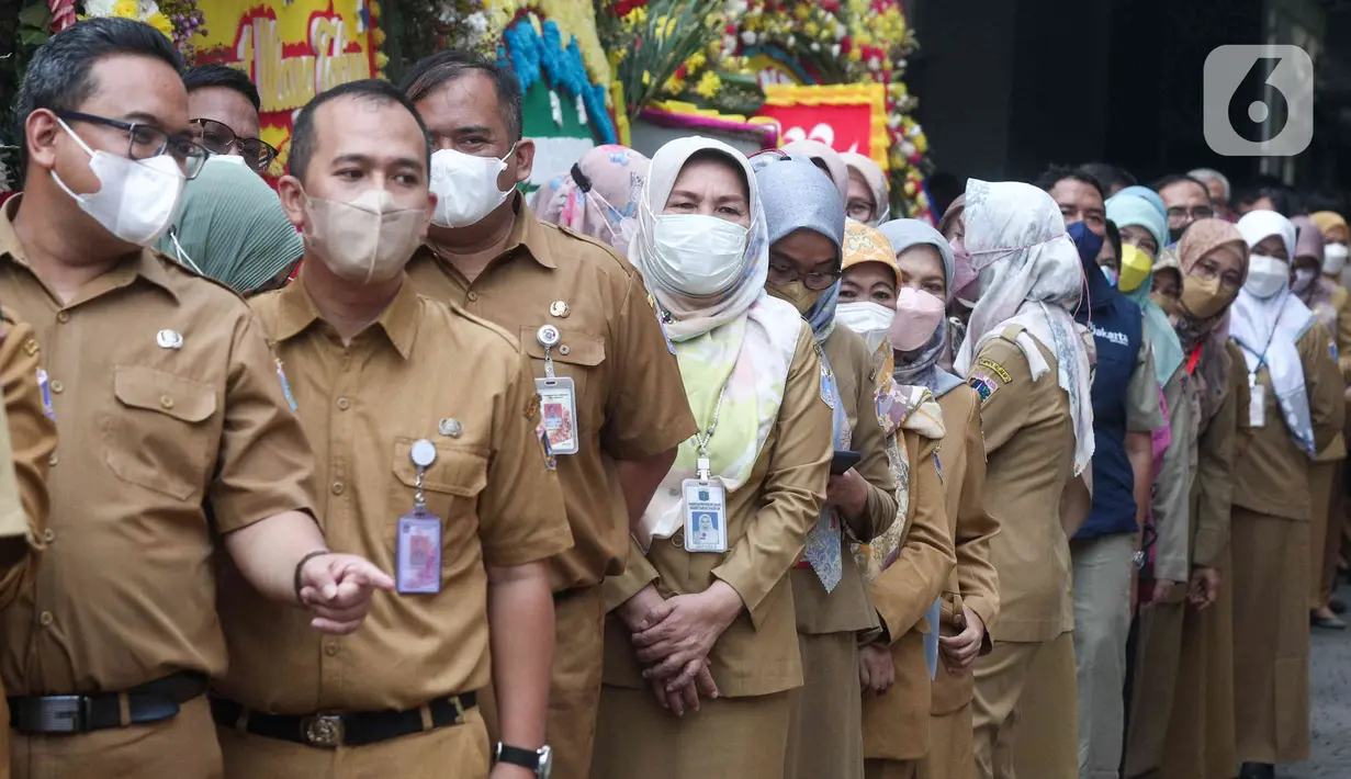 <p>Pegawai Pemprov DKI mengantre saat halal bihalal di Balai Kota DKI, Jakarta, Senin (9/5/2022). Gubernur Anies Baswedan menggelar halal bihalal bersama para ASN Pemprov DKI Jakarta seusai libur Lebaran 2022. (Liputan6.com/Herman Zakharia)</p>