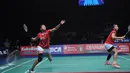 Salah satu aksi Nitya Krishinda Maheswari (kiri) saat berlaga di semifinal Indonesia Open Superseries Premier 2015, Jakarta, Sabtu (6/6/2015). Greysia/ Nitya berhasil mengalahkan Yu Yang dan Zhong Qianxin dari Tiongkok. (Liputan6.com/Herman Zakharia)