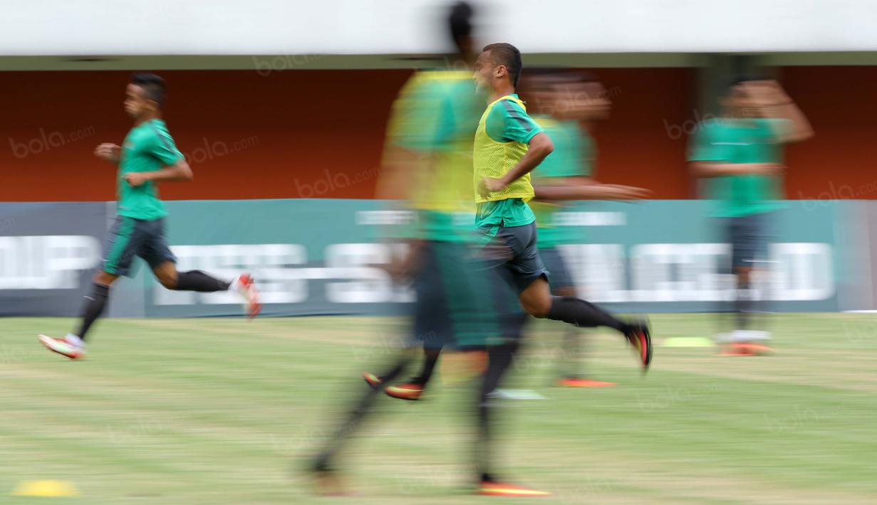 Rizky Ripora terlihat berlari mengikuti arahan pelatih pada sesi latihan timnas Indonesia  di Stadion Maguwoharjo, Sleman, Jumat (7/10/2016). (Bola.com/Nicklas Hanoatubun)