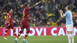 Gol pertama Tammy Abraham dalam laga tersebut yang dicetak di detik ke-56 menjadi gol tercepat dalam sejarah Derby della Capitale di Serie A. (AP/Andrew Medichini)