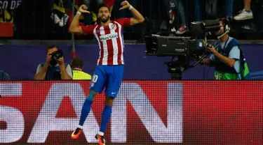 Gelandang Atletico Madrid, Yannick Carrasco melakukan selebrasi usai mencetak gol kegawang Bayern Munchen pada pertandingan Liga Champions Grup D di Madrid, Spanyol, (29/9). Atletico Madrid menang atas Bayern Munchen 1-0. (Reuters/Sergio Perez)