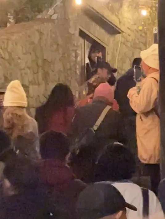 Usai wawancara, Denny Caknan mengandeng mesra sang istri saat menaiki tangga untuk kembali ke tempatnya menginap. Denny tampak memastikan sang istri tidak terganggu malam itu. [dok.Kapanlagi/istimewa]
