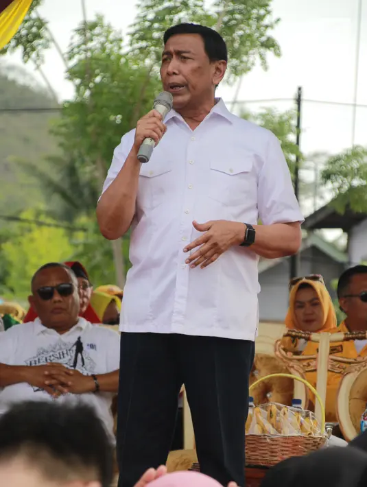 Politikus Partai Hanura Wiranto berorasi di depan massa pendukung capres dan cawapres nomor urut 01 Joko Widodo-Ma'ruf Amin di Lapangan Padebulo, Gorontalo, Selasa (2/4). Wiranto mengajak masyarakat Gorontalo untuk memilih Jokowi-Amin. (Liputan6.com/Arfandi Ibrahim)