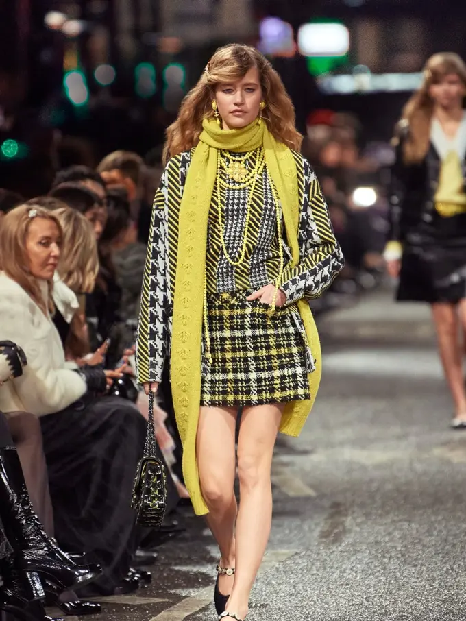 8 Potret Koleksi Chanel Metiers d’Art 2024 yang Terinspirasi dari Kota Manchester