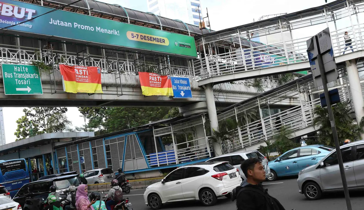 Kendaraan melintas di dekat JPO Tosari di Jakarta, Rabu (5/12). Pemprov DKI Jakarta akan segera membongkar JPO Tosari di Jalan Sudirman untuk diganti dengan Pelican Crossing. (Liputan6.com/Immanuel Antonius)