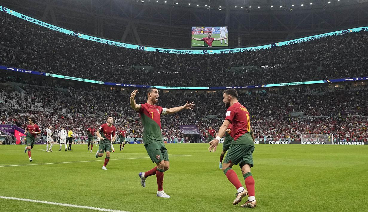 Bruno Fernandes menjadi pahlawan Portugal usai mencetak brace ke gawang Uruguay pada laga kedua Grup H Piala Dunia 2022. (AP Photo/Themba Hadebe)