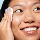 Mengenali pentingnya membangun skin resilience sebagai benteng utama untuk melindungi wajah dari stres oksidatif dan penuaan dini akibat lingkungan urban. [Dok/Freepik.com].