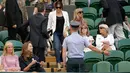 Meghan Markle tiba untuk menyaksikan sahabatnya yang juga petenis AS Serena Williams melawan Kaja Juvan dari Slovakia pada babak kedua Wimbledon di All England Lawn Tennis Club, London, Kamis (4/7/2019). Meghan tampil dalam balutan tank top dan jeans dengan blazer sebagai luaran. (AP/Tim Ireland)