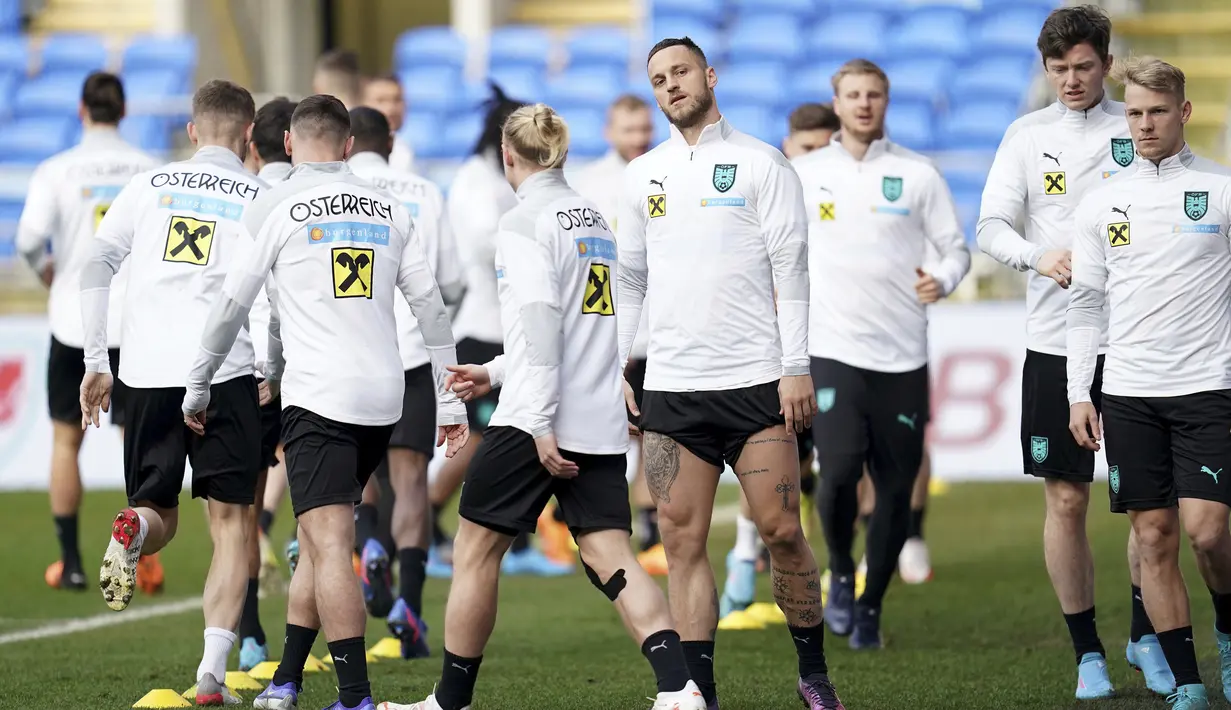 Pemain Austria Marko Arnautovic (tengah) saat sesi latihan jelang menghadapi Wales pada pertandingan kualifikasi Piala Dunia 2022 di Stadion Cardiff City, Wales, 23 Maret 2022. (Nick Potts/PA via AP)