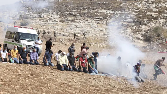 Lagi Salat, Warga Palestina Ditembaki Gas Air Mata Tentara Israel