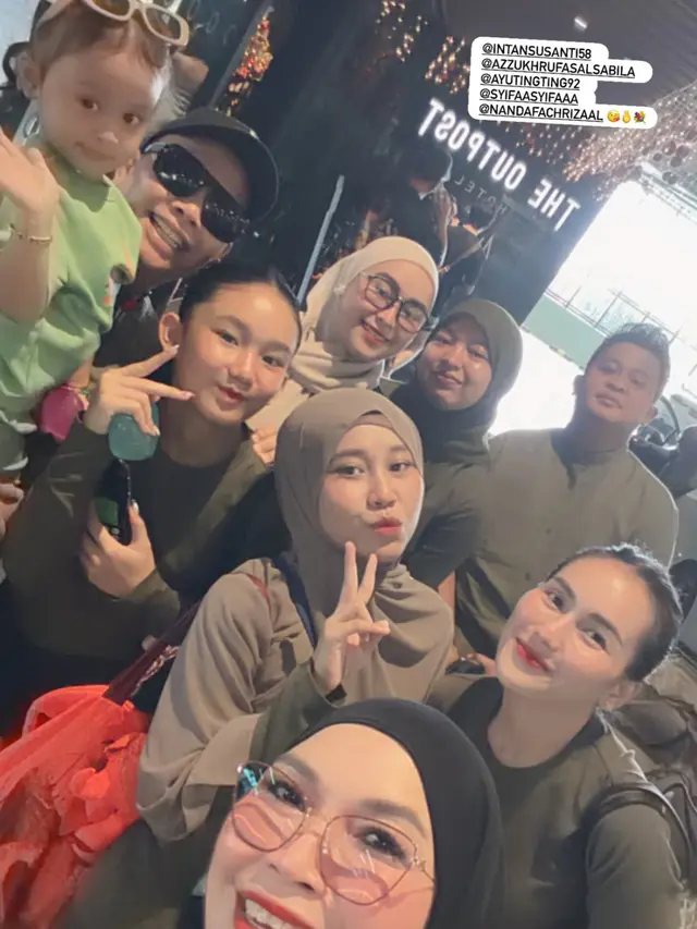 Ayu Ting Ting dan keluarganya merayakan ulang tahun Bilqis di Singapura. [@mom_ayting92_]