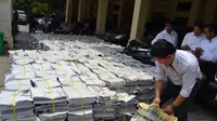 Sebanyak 100.600 eksemplar Koran Bengkulu yang diduga berisi berita bernada kampanye hitam diamankan pihak Polda Bengkulu (Liputan6.com/Yuliardi Hardjo Putro)