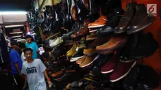 Pengunjung mencari sepatu di pusat perbelanjaan, Jakarta, Selasa (3/7). Asosiasi Persepatuan Indonesia (Asprisindo) meyakini pertumbuhan industri alas kaki lebih baik tahun ini yang didorong oleh realisasi beberapa pabrik baru. (Liputan6.com/Angga Yuniar)