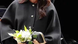 Meghan Markle mengunjungi New Zealand House di London, Selasa (19/3). Ditemani Pangeran Harry, Meghan Markle menempatkan karangan bunga di luar gedung sebagai penghormatan kepada para korban serangan teror di Christchurch. (AP/Alastair Grant)