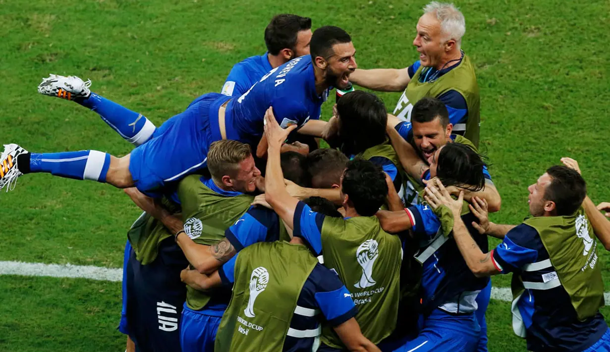 Seluruh pemain Timnas Italia menyambut kemenangan atas Inggris 2-1 di babak penyisihan Piala Dunia 2014 Grup D di Amazonia Arena, Manaus, Brasil, (15/6/2014). (REUTERS/Andres Stapff)