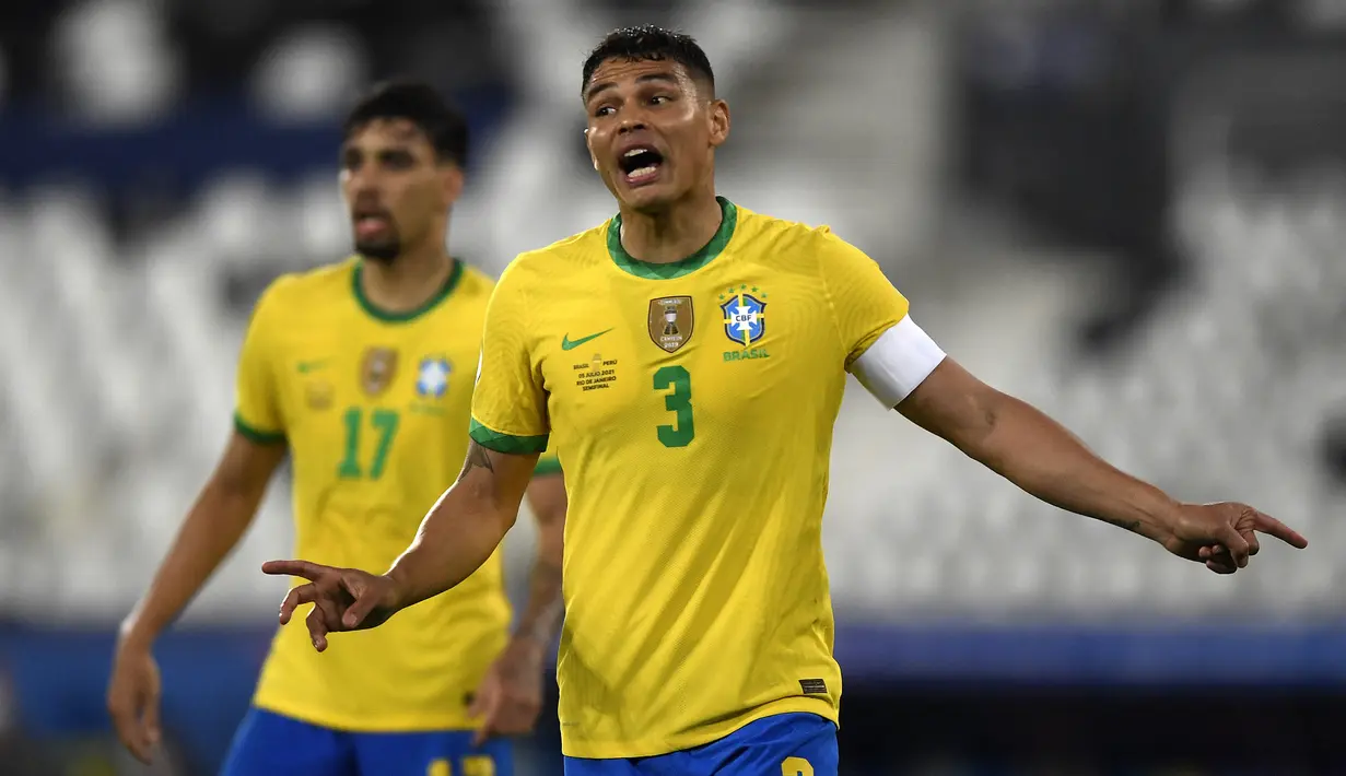 Thiago Silva. Bek tengah Chelsea ini telah menjabat kapten Timnas Brasil sejak 2013. Tim Samba dibawanya menjadi juara Piala Konfederasi 2013 dan juara Copa America 2019. Total telah mengoleksi 101 caps dengan mencetak 7 gol sejak debutnya pada 12 Oktober 2008. (AFP/Mauro Pimentel)