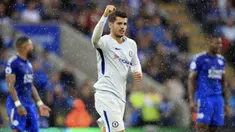 Striker Chelsea, Alvaro Morata, merayakan gol yang dicetaknya ke gawang Leicester pada laga Premier League di Stadion King Power, Leicester, Sabtu (9/9/2017). Leicester kalah 1-2 dari Chelsea. (AP/Mike Egerton)