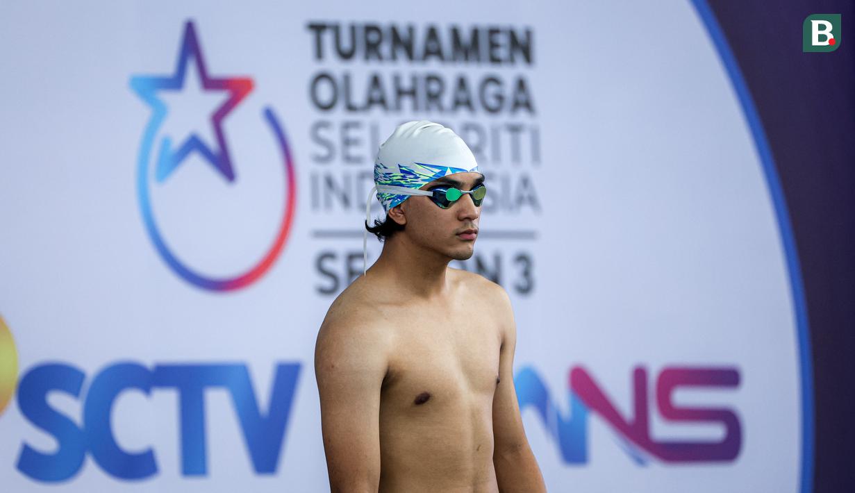 Selebritas Indonesia, Emyr Razan bersiap sebelum berkompetisi dalam cabor renang nomor 50 meter gaya dada putra Turnamen Olahraga Selebriti Indonesia (TOSI) Season 3 yang berlangsung di PPOP Ragunan, Jakarta Timur, Sabtu (19/10/2024). (Bola.com/Bagaskara Lazuardi)