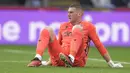 Kiper Crystal Palace, Sam Johnstone, terduduk lesu setelah ditaklukkan Liverpool pada laga pekan ke-16 Premier League di Selhurst Park, Sabtu (9/12/2023). (AP Photo/Kin Cheung)