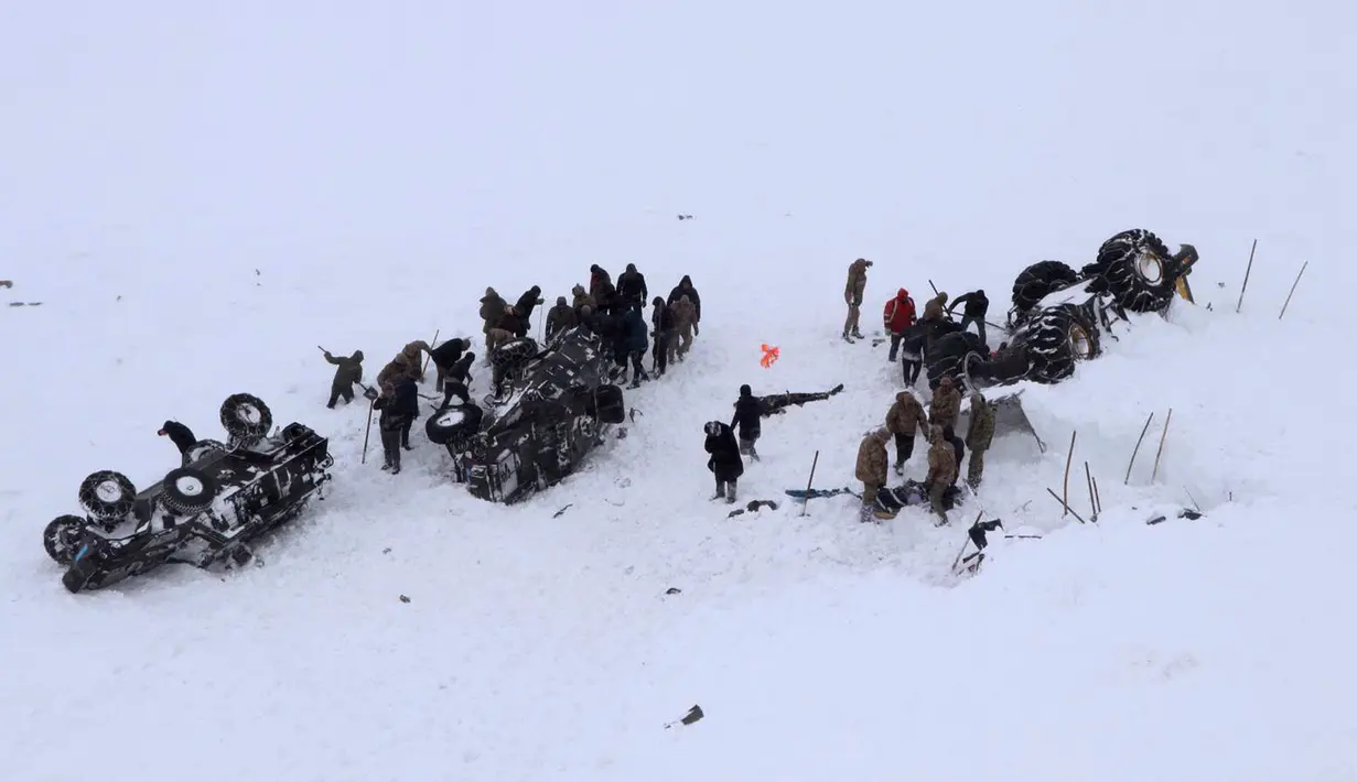 Tim penyelamat mencari korban salju longsor di Bahcesehir, Provinsi Van, Turki, Rabu (5/2/2020). Puluhan personel penyelamat Turki hilang dihantam salju longsor saat mencari korban salju longsor yang terjadi sehari sebelumnya. (DHA via AP)
