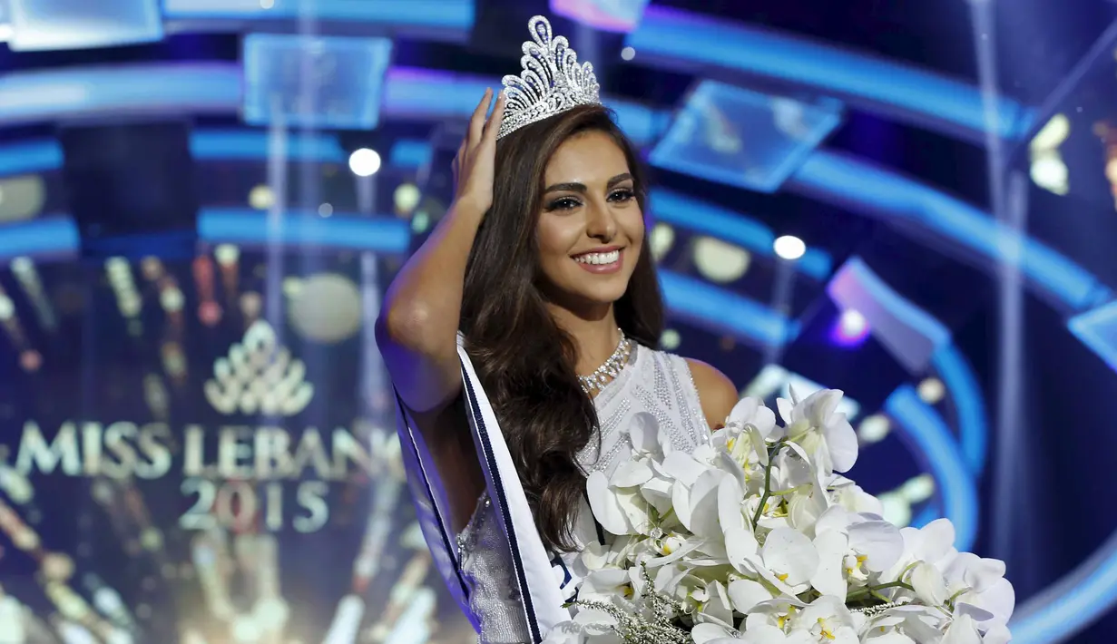 Valerie Abou Chacra tersenyum sambil memegangi mahkota Miss Lebanon 2015 di Beirut, Lebanon, Senin (12/10/2015). Valerie masih berstatus Mahasiswi disalah satu Universitas. (REUTERS/Mohamed Azakir)  