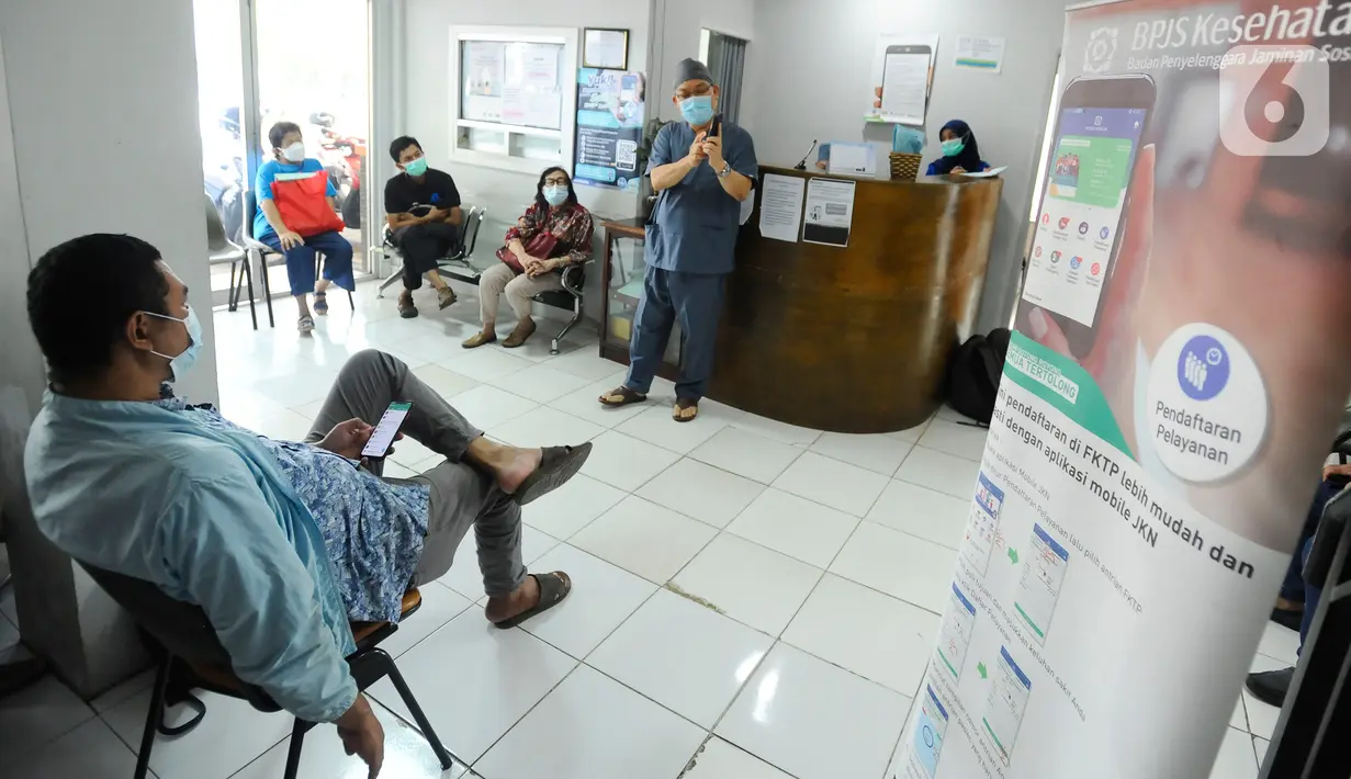 Dokter Desman Siahaan memberikan sosialisasi langsung mengenai tata cara rumah sakit rujukan kepada pasien BPJS Kesehatan yang sedang antre berobat di Faskes Tingkat 1 Klinik Kesehatan Prima Husada di Depok, Jawa Barat, Senin (23/5/20222). Sejumlah terobosan saat ini dilakukan paramedis di Faskes Tingkat 1, diantaranya sosialisasi langsung  di tempat bagi pasien peserta program JKN mengenai proses rujukan pasien. (merdeka.com/Arie Basuki)
