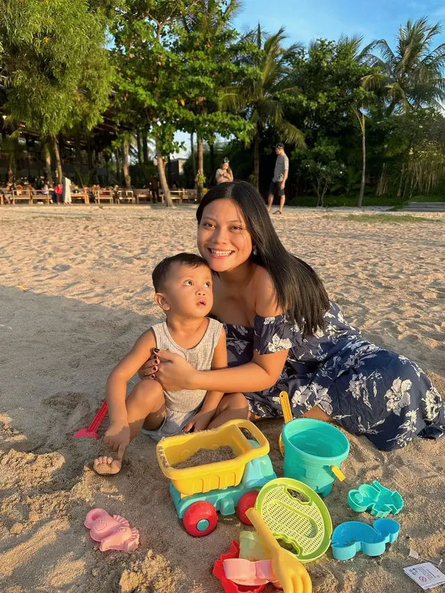 Potret Selebgram Hanum Mega Momong Anak Tanpa Suami