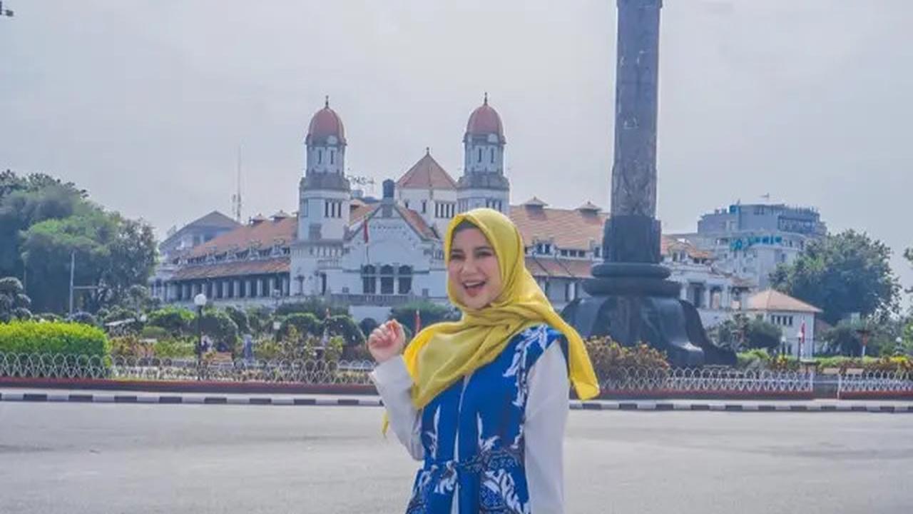 7 Model Baju Batik Hijab Kekinian Chaca Frederica, Inspirasi Gaya Modis Wanita 35 Tahun