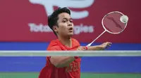 Atlet bulutangkis tunggal putra Indonesia, Anthony Ginting saat tampil melawan Viktor Axelsen di semifinal Piala Thomas 2020 yang berlangsung di Denmark, Sabtu (16/10/2021). (AFP/Ritzau Scanpix/Claus Fisker)