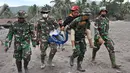 Tim SAR gabungan menggendong warga selama operasi pencarian dan penyelamatan korban erupsi Gunung Semeru di desa Sumberwuluh, Lumajang, Jawa Timur, Senin (6/12/2021). Berdasarkan laporan BNPB, jumlah korban meninggal sampai Minggu sore berjumlah 14 orang. (ADEK BERRY/AFP)