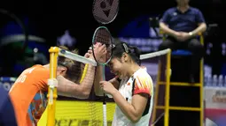 Tunggal putri Indonesia, Gregoria Mariska Tunjung (kanan) bersalaman dengan wakil Thailand, Ratchanok Intanon setelah berakhirnya partai pertama Perempatfinal Piala Uber 2024 antara Indonesia menghadapi Thailand di Hi-Tech Zone Sports Centre Gymnasium, Chengdu, China, Jumat (3/5/2024). Gregoria Mariska Tunjung menang dua gim langsung (22-20, 21-18) untuk membawa Indonesia unggul 1-0. (AP Photo/Ng Han Guan)