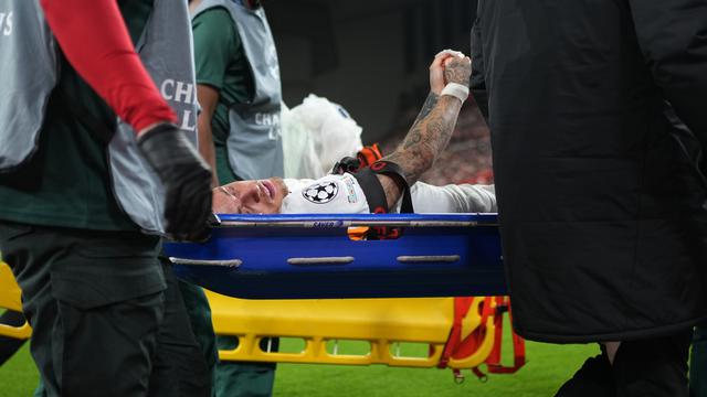 Noa Lang ditandu keluar lapangan usai mengalami cedera jempol di laga Liverpool vs Galatasaray di leg kedua babak 16 besar Liga Champions 2025/2026 di Anfield, Kamis (19/03/2026) dini hari WIB.