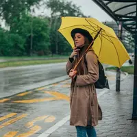 Rekomendasi skincare yang bisa kamu gunakan untuk merawat kulit lebih mendalam di musim hujan.