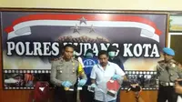 Anggota satuan narkoba Polres Kupang Kota menangkap seorang  pengedar narkotika jenis sabu. Dari tersangka, polisi menyita barang bukti,  17,56 gram sabu.