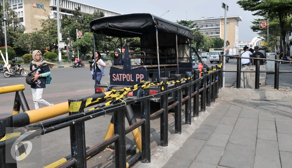 Gubernur DKI Jakarta, Basuki T Purnama meminta trotoar dari kawasan Kota Tua hingga Pasar Ikan ditata, Jakarta, Kamis (4/8). Penataan agar pengunjung Kota Tua tidak hanya menumpuk dan bisa melanjutkan wisata ke Pasar Ikan. (Liputan6.com/Yoppy Renato)