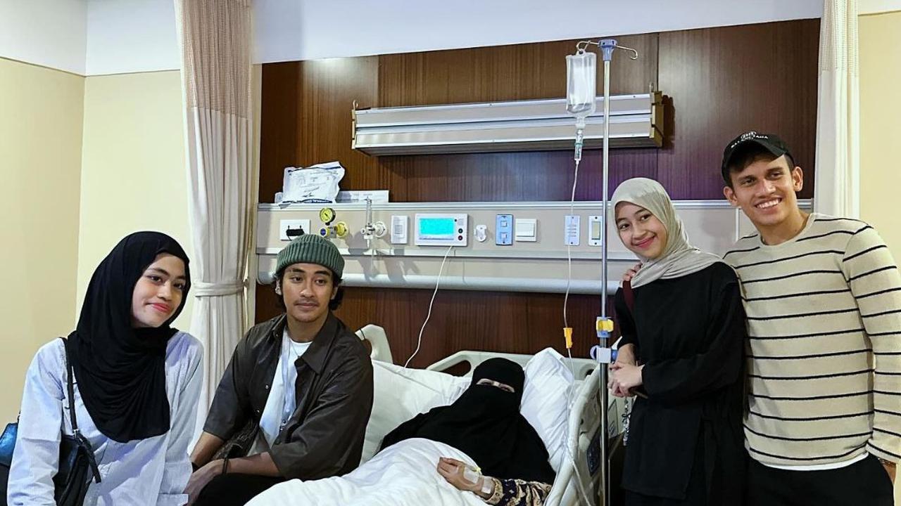 Postingan Ummi Pipik langsung banjir komentar dari para netizen dan para seleb, Mereka menyampaikan doa buat Ummi Pipik.<br>