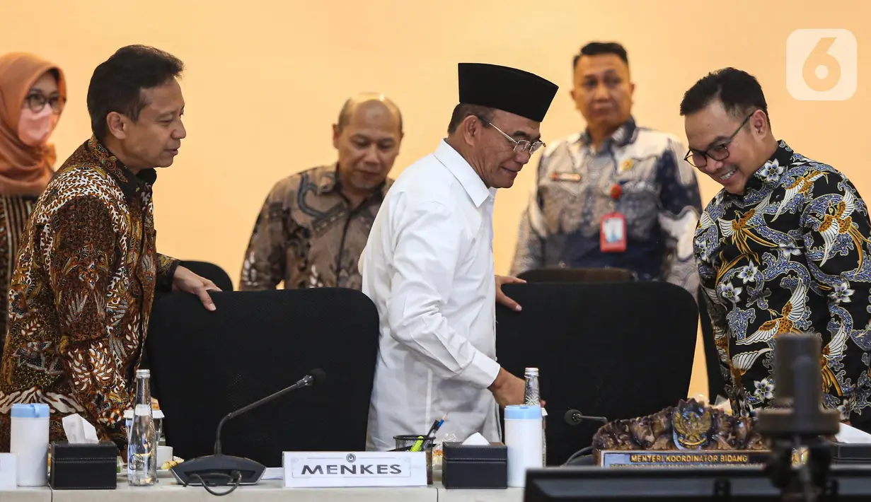 Rapat dihadiri Menteri Kesehatan Budi Gunadi Sadikin, Wakil Menteri Agama Saiful Rahmad Dasuki dan Kepala Badan Kependudukan dan Keluarga Berencana Nasional (BKKBN) Hasto Wardoyo. (Liputan6.com/Angga Yuniar)