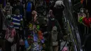 Pemudik berjalan menuju pintu kedatangan setibanya dI Stasiun Gambir, Jakarta, Minggu (9/6/2019). Pada H+4 Lebaran yang merupakan puncak arus balik lebaran, sebanyak 78.249 orang tiba di Jakarta melalui Stasiun Gambir sejak 6 Juni 2019 sampai dengan hari ini. (Liputan6.com/Faizal Fanani)