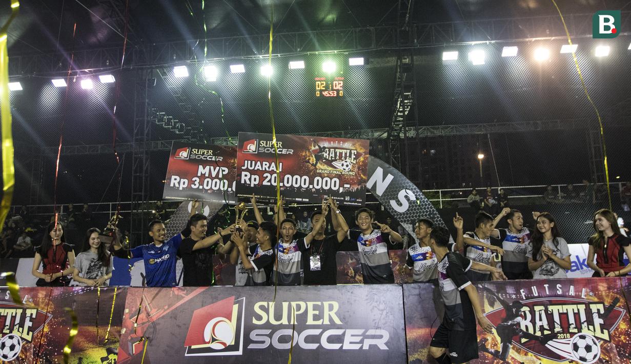 Pemain Kerambah FC melakukan selebrasi usai mengalahkan Al-Falah pada laga Grand Final Futsal Battle di Mall Taman Anggrek, Jakarta, Minggu (14/10). Kerambah FC juara melalui adu penalti. (Bola.com/Vitalis Yogi Trisna)