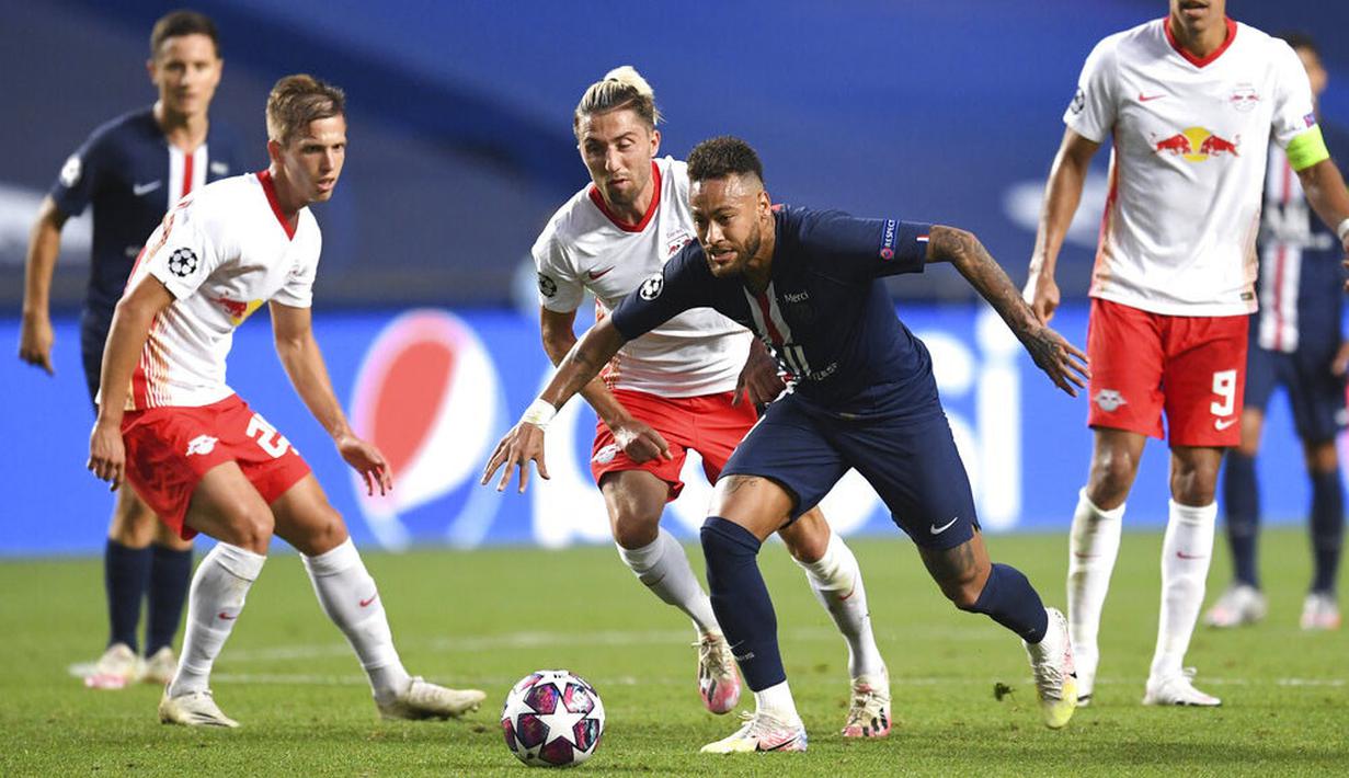 Striker Paris Saint-Germain (PSG), Neymar, berusaha melewati pemain RB Leipzig pada laga semifinal Liga Champions di Stadion The Luz, Rabu (19/8/2020). PSG menang dengan skor 3-0. (David Ramos/Pool via AP)