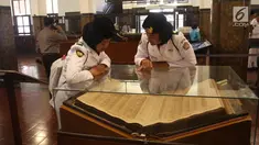 Sejumlah Paskibraka Nasional 2019 mengamati koleksi di Museum Mandiri, Jakarta, Selasa (20/8/2019). Bank Mandiri juga memberikan sharing materi terkait SDM unggul serta tabungan pelajar kepada anggota Paskibraka dan e-money edisi khusus Paskibraka Nasional 2019. (Liputan6.com/Angga Yuniar)