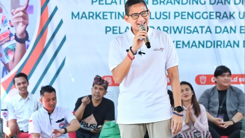 Menteri Pariwisata dan Ekonomi Kreatif (Menparekraf) Sandiaga Uno saat menghadiri Pelatihan Branding dan Digital Marketing di Hetero Space Solo, Jawa Tengah.