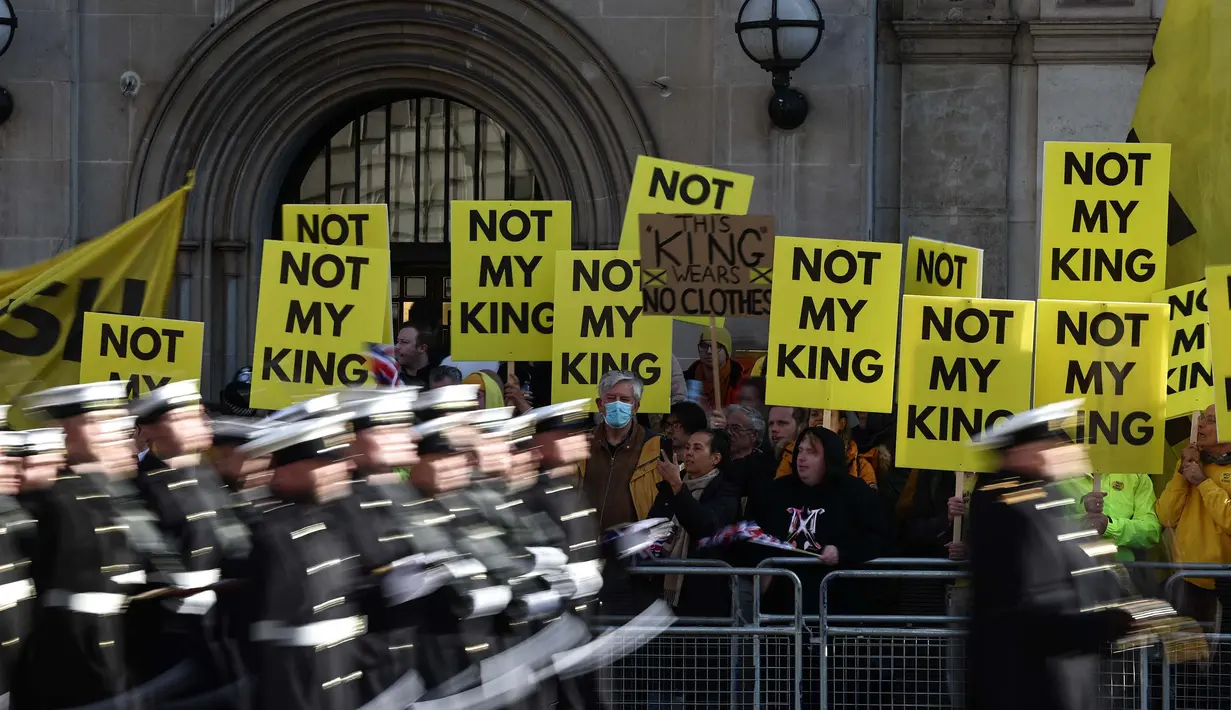 Mereka berdiri di seberang Gedung Parlemen di London. (HENRY NICHOLLS/AFP)